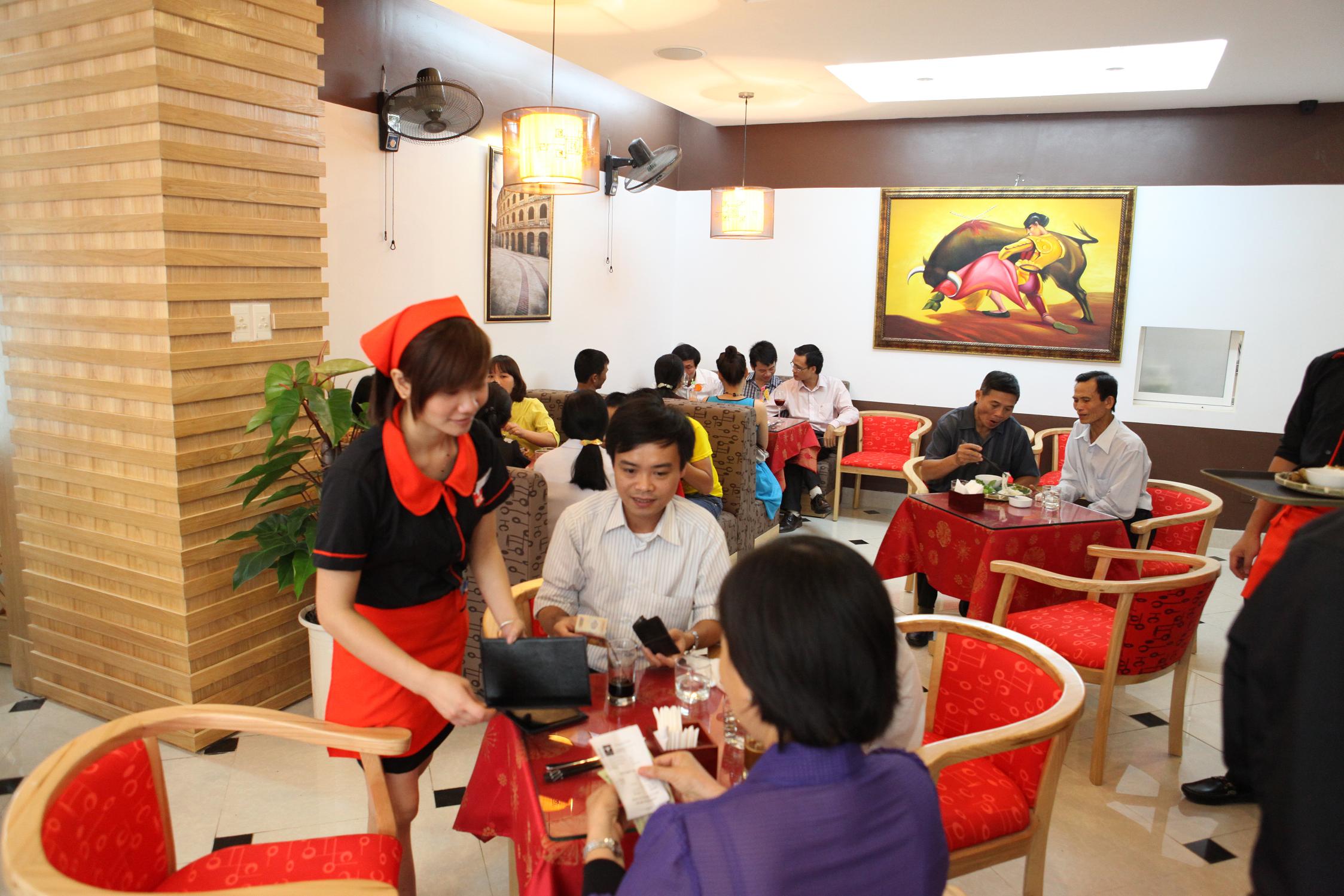 Nhân viên phục vụ tại nhà hàng, quán ăn Nhật