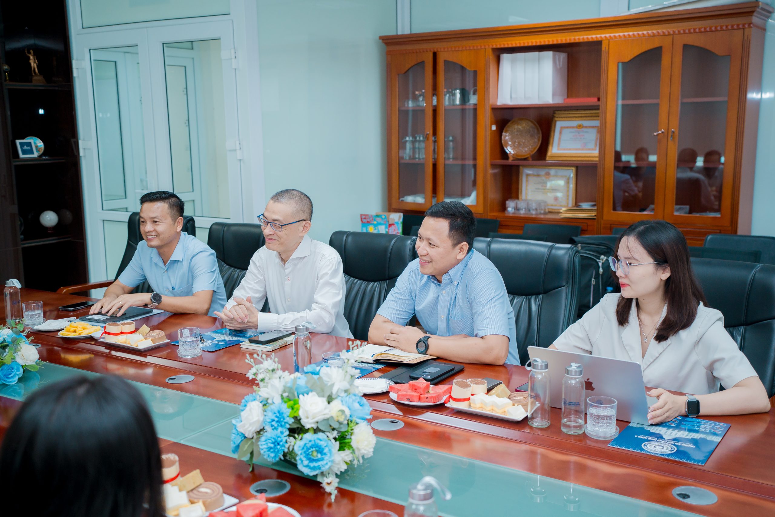 Đoàn đại biểu trao đổi về các cơ hội hợp tác dành cho sinh viên Đại học Công nghệ Đông Á.