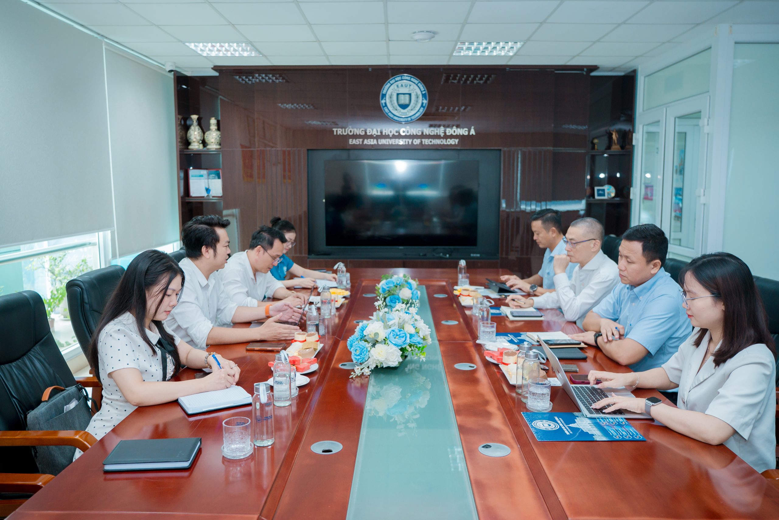 Đại diện các bên trao đổi về hợp tác đào tạo và phát triển nguồn nhân lực chất lượng cao.